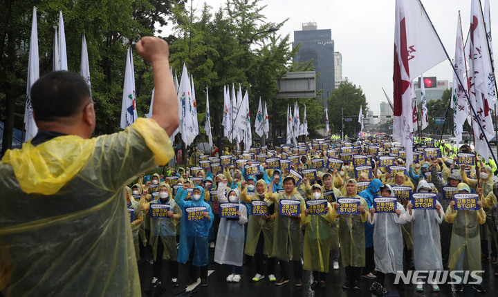 [서울=뉴시스] 조수정 기자 = 전국공무원노동조합, 대한민국공무원노동조합총연맹, 한국공무원노동조합이 함께 23일 오후 서울 용산구 대통령실 인근에서 공무원보수위원회 위상 강화 촉구 공무원노동조합 결의대회를 열고 구호를 외치고 있다. 공무원노조는 "공무원보수위원회가 표면상으로 노·정 동수 합의기구지만 매년 노조와 충분한 논의 없이 강행 표결 처리돼 최저임금 인상률, 물가상승률에도 못미치는 보수인상률을 결정하는데 기획재정부는 이 보수인상률마저도 마음대로 하향 조정한다"며 보수위 규정을 총리령 이상으로 법제화 해 심의기구로 위상을 강화해야한다고 밝혔다. 2022.06.23. chocrystal@newsis.com