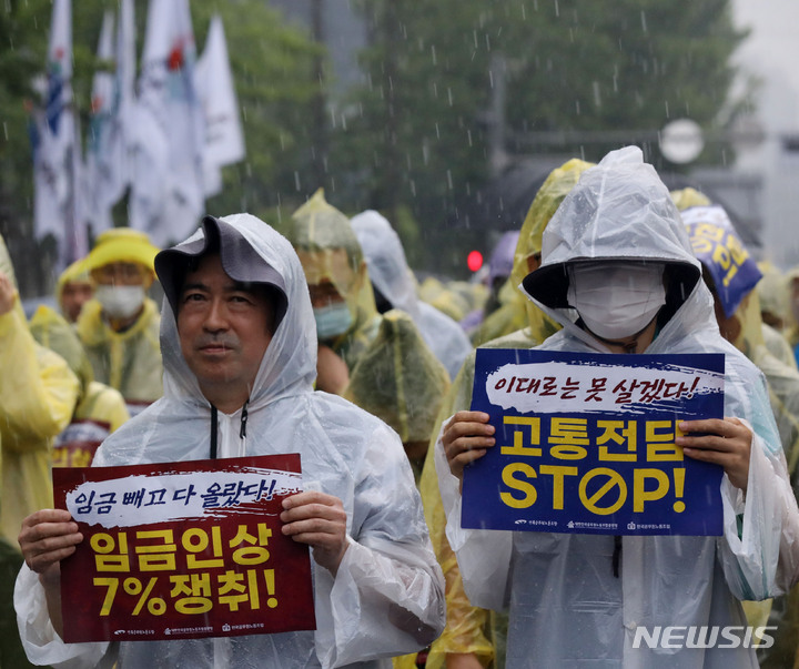 [서울=뉴시스] 조수정 기자 = 전국공무원노동조합, 대한민국공무원노동조합총연맹, 한국공무원노동조합이 함께 23일 오후 서울 용산구 대통령실 인근에서 공무원보수위원회 위상 강화 촉구 공무원노동조합 결의대회를 열고 구호를 외치고 있다. 공무원노조는 "공무원보수위원회가 표면상으로 노·정 동수 합의기구지만 매년 노조와 충분한 논의 없이 강행 표결 처리돼 최저임금 인상률, 물가상승률에도 못미치는 보수인상률을 결정하는데 기획재정부는 이 보수인상률마저도 마음대로 하향 조정한다"며 보수위 규정을 총리령 이상으로 법제화 해 심의기구로 위상을 강화해야한다고 밝혔다. 2022.06.23. chocrystal@newsis.com