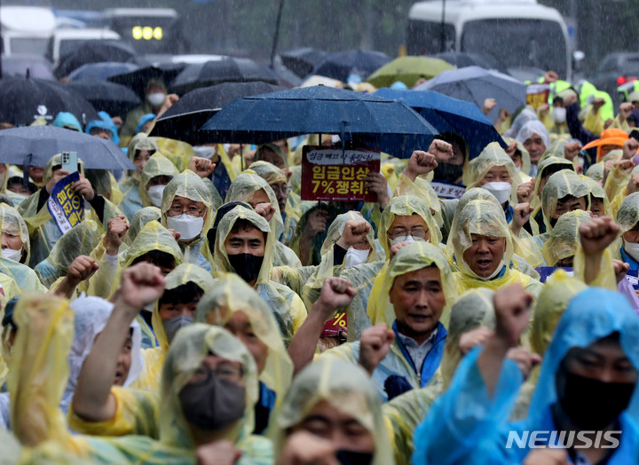 [서울=뉴시스] 조수정 기자 = 전국공무원노동조합, 대한민국공무원노동조합총연맹, 한국공무원노동조합이 함께 23일 오후 서울 용산구 대통령실 인근에서 공무원보수위원회 위상 강화 촉구 공무원노동조합 결의대회를 열고 구호를 외치고 있다. 공무원노조는 "공무원보수위원회가 표면상으로 노·정 동수 합의기구지만 매년 노조와 충분한 논의 없이 강행 표결 처리돼 최저임금 인상률, 물가상승률에도 못미치는 보수인상률을 결정하는데 기획재정부는 이 보수인상률마저도 마음대로 하향 조정한다"며 보수위 규정을 총리령 이상으로 법제화 해 심의기구로 위상을 강화해야한다고 밝혔다. 2022.06.23. chocrystal@newsis.com