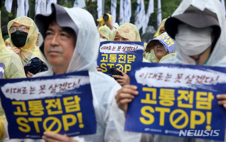 [서울=뉴시스] 조수정 기자 = 전국공무원노동조합, 대한민국공무원노동조합총연맹, 한국공무원노동조합이 함께 23일 오후 서울 용산구 대통령실 인근에서 공무원보수위원회 위상 강화 촉구 공무원노동조합 결의대회를 열고 구호를 외치고 있다. 공무원노조는 "공무원보수위원회가 표면상으로 노·정 동수 합의기구지만 매년 노조와 충분한 논의 없이 강행 표결 처리돼 최저임금 인상률, 물가상승률에도 못미치는 보수인상률을 결정하는데 기획재정부는 이 보수인상률마저도 마음대로 하향 조정한다"며 보수위 규정을 총리령 이상으로 법제화 해 심의기구로 위상을 강화해야한다고 밝혔다. 2022.06.23. chocrystal@newsis.com