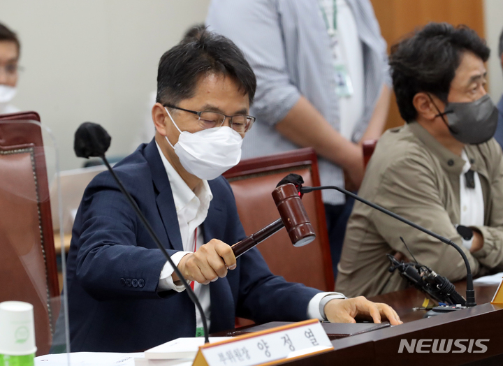 [세종=뉴시스] 강종민 기자 = 박준식 최저임금위원장이 지난 23일 오후 세종시 정부세종청사에서 열린 6차 전원회의에서 회의를 시작하고 있다. 2022.06.21. ppkjm@newsis.com