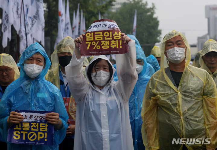 [서울=뉴시스] 조수정 기자 = 전국공무원노동조합, 대한민국공무원노동조합총연맹, 한국공무원노동조합이 함께 23일 오후 서울 용산구 대통령실 인근에서 공무원보수위원회 위상 강화 촉구 공무원노동조합 결의대회를 열고 구호를 외치고 있다. 공무원노조는 "공무원보수위원회가 표면상으로 노·정 동수 합의기구지만 매년 노조와 충분한 논의 없이 강행 표결 처리돼 최저임금 인상률, 물가상승률에도 못미치는 보수인상률을 결정하는데 기획재정부는 이 보수인상률마저도 마음대로 하향 조정한다"며 보수위 규정을 총리령 이상으로 법제화 해 심의기구로 위상을 강화해야한다고 밝혔다. 2022.06.23. chocrystal@newsis.com