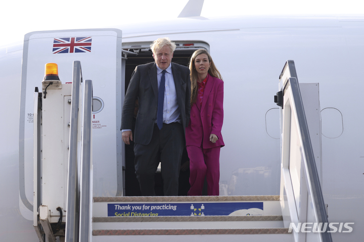 [키갈리(르완다)=AP/뉴시스]영연방 정상회담을 위해 르완다를 방문한 보리스 존슨 영국 총리가 지난 23일 키갈리 공항에 도착해 부인 캐리 존슨 여사와 함께 항공기에서 내리고 있다. 존슨 총리는 (태어날 때부터)여성인 사람과 성전환을 해 여성이 된 사람과는 차이가 있다며, "음경을 가지고 태어난 사람이 남자가 아닐 수는 없다'고 말했다고 데일리 메일이 27일 보도했다. 2022.6.27