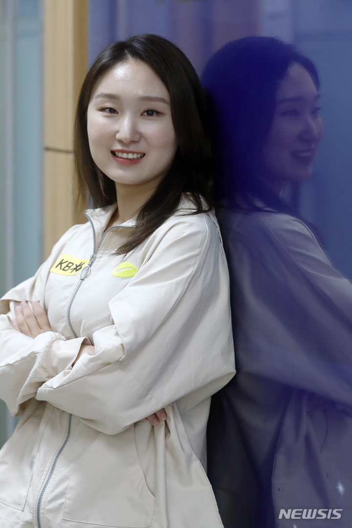 [서울=뉴시스] 최동준 기자 = 쇼트트랙 최민정이 23일 서울 강남구 올댓스포츠에서 뉴시스와 인터뷰에 앞서 포즈를 취하고 있다. 2022.06.24. photocdj@newsis.com
