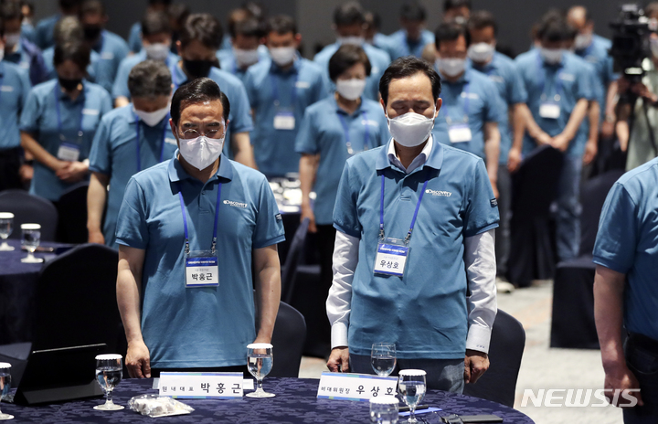 [예산=뉴시스] 최진석 기자 = 더불어민주당 우상호(오른쪽) 비상대책위원장과 박홍근 원내대표를 비롯한 의원들이 23일 충남 예산군 덕산 리솜리조트에서 열린 국회의원 워크숍에 참석해 묵념을 있다. 2022.06.23. myjs@newsis.com