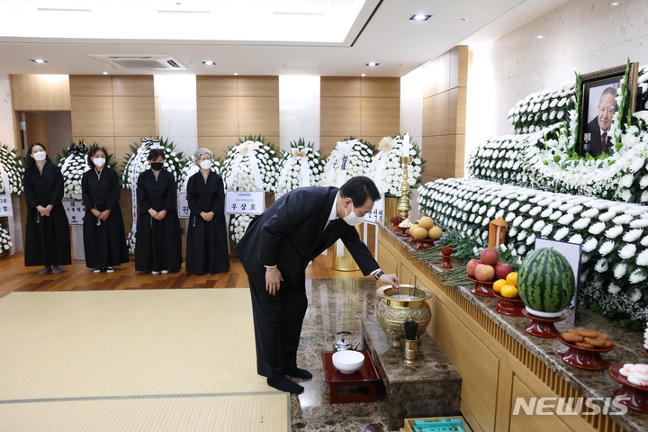 [서울=뉴시스] 윤석열 대통령이 23일 오후 서울 송파구 서울아산병원 장례식장에 마련된 고 조순 전 경제부총리 빈소를 찾아 조문하고 있다. (사진=대통령실 제공) 2022.06.23. photo@newsis.com