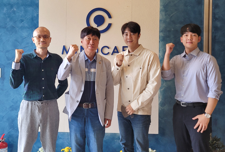 [서울=뉴시스] 김용문 창업진흥원장은 비대면 정신건강 관리 플랫폼 '마인드카페'를 운영사 아토머스를 방문해 MZ세대 청년창업가의 애로를 청취했다. (사진=창업진흥원 제공) 2022.06.24. photo@newsis.com *재판매 및 DB 금지