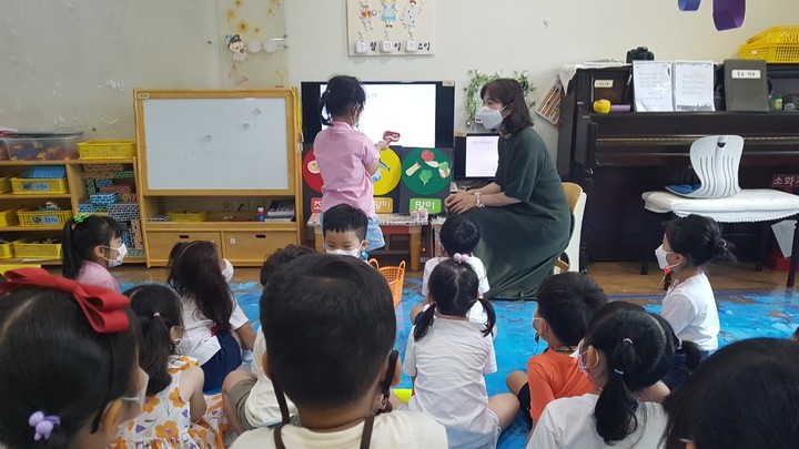 [안동=뉴시스] 지난 6월24일 경북 한 사립유치원에서 영양교육이 이뤄지고 있다. (사진=경북교육청 제공) 2022.10.18. photo@newsis.com *재판매 및 DB 금지