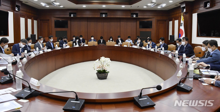 [세종=뉴시스] 방기선 기획재정부 1차관이 24일 정부서울청사에서 '인구위기대응 TF' 1차 회의를 주재하고 있다. 2022.06.24. photo@newsis.com (사진=기획재정부 제공)