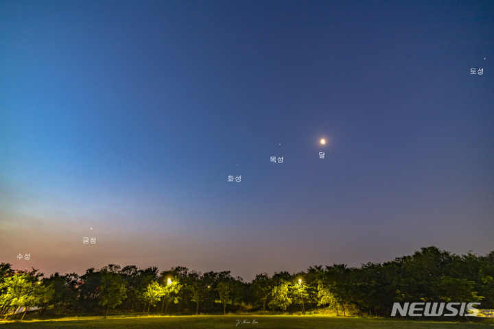 [서울=뉴시스]한국아마추어천문학회 김지훈 홍보부장이 지난 21일 새벽 4시 40분께 한강여의도공원 민속놀이마당에서 수성-금성-화성-목성-토성이 일렬로 늘어선 모습을 촬영한 사진이다. 이날은 달이 목성과 토성 사이에 있는데 25일과 26일에는 금성과 화성 사이에 위치한다. 27일에는 수성과 금성 사이에서 실낱같은 그믐달을 볼 수 있다. 단 사진에서 표기한 수성이 실제 수성이 맞는지는 검토중이나 오행성의 정확한 위치와 관련해 독자들의 이해를 돕기 위해 공개했다. (사진=한국아마추어천문학회 제공) 2022.06.24