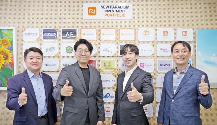 [서울=뉴시스] 뉴패러다임인베스트먼트는 악기 버디컬 플랫폼 스타트업 '문카데미'에 프리 시리즈A 투자를 했다고 24일 밝혔다. 왼쪽부터 뉴패러다임인베스트먼트 배상승 공동대표, 문카데미 김경록 부사장, 문현우 대표, 뉴패러다임인베스트먼트 박제현 공동대표. (사진=뉴패러다임인베스트먼트 제공) 2022.06.24. photo@newsis.com *재판매 및 DB 금지