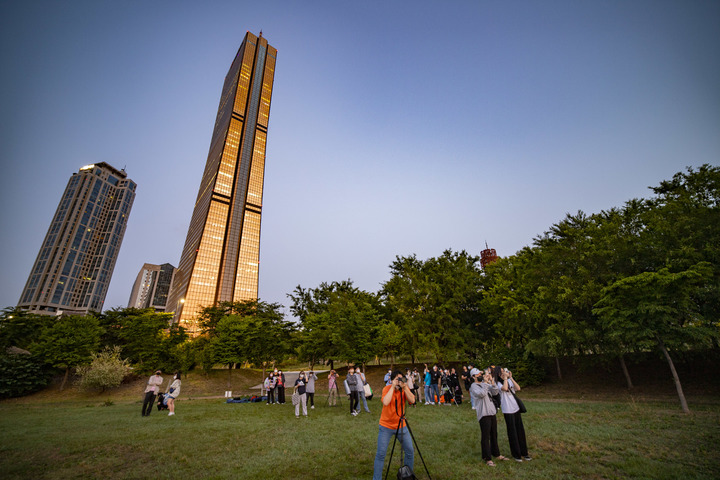 [서울=뉴시스]한국아마추어천문학회가 지난 21일 서울 한강여의도공원 민속놀이마당에서 오행성을 관측하고 있다. (사진=한국아마추어천문학회 제공) 2022.06.24