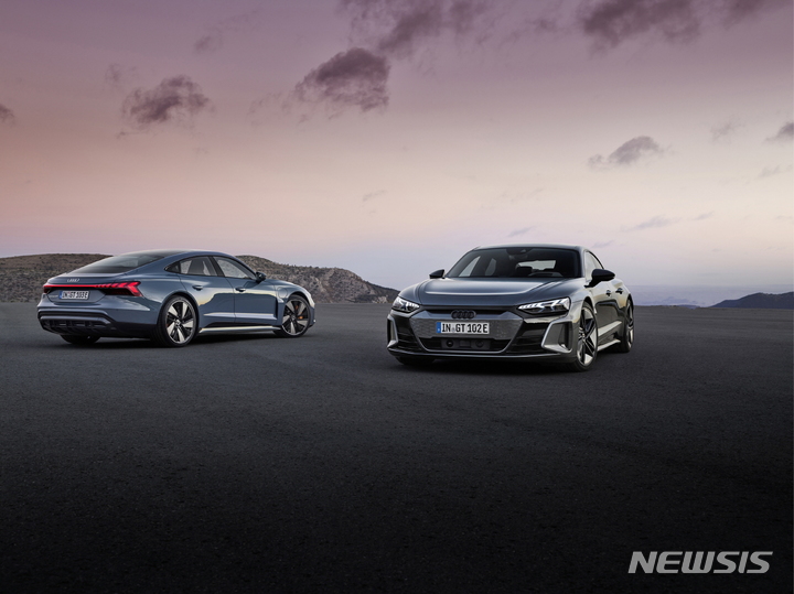 [서울=뉴시스]아우디 e-트론 GT와 아우디 RS e-트론 GT.(사진=아우디코리아 제공) 2022.6.24 photo@newsis.com 