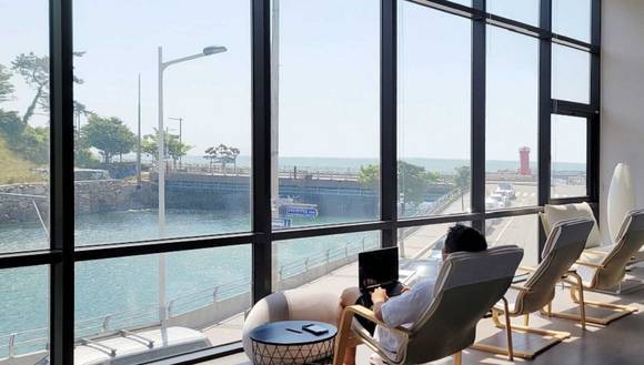 사진은 부산 오피스에서 업무 중 아름다운 경치로 힐링 중인 알서포트 직원 [사진=알서포트] *재판매 및 DB 금지