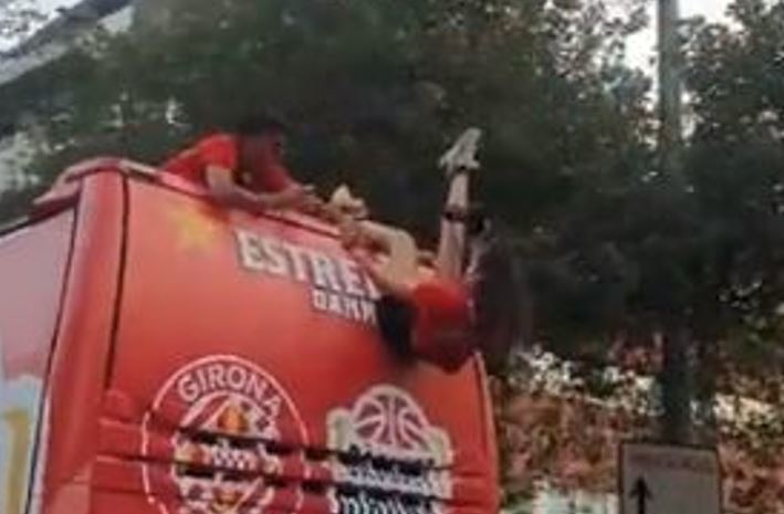 23일(현지시간) 데일리메일에 따르면 스페인 축구 지로나팀의 수비수 아르노 마르티네즈는 2층 버스 위에서 사진을 찍다 나뭇가지에 걸려 넘어지면서 왼발만 간신히 안전난간에 걸치고 대롱대롱 매달려 있던 여성사진사를 보자 재빨리 손을 잡아 끌어올렸다. 출처: 트위터 @pauvd8 *재판매 및 DB 금지