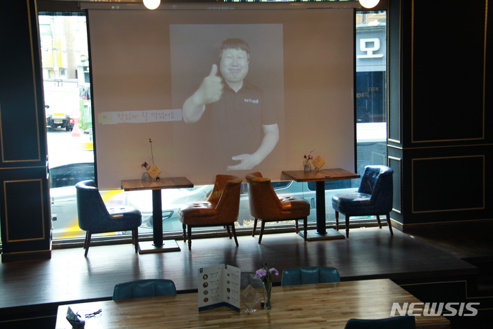 [포항=뉴시스] 이바름 기자 = 경북 포항에 있는 '수화식당(signing restaurant)'. 농아인들이 직접 음식을 만들고 있어 세상에서 가장 조용한 식당이다. 2022.06.24. right@newsis.com