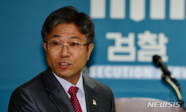 [서울=뉴시스] 신봉수 당시 광주지검 특수부장검사가 지난 2015년 5월21일 오전 기자들에게 한국전력 전기공사 입찰비리 사건에 대한 수사 결과를 발표하고 있다. 신 검사장은 지난 22일 윤석열 정부의 첫 검찰 정기인사에서 전국의 특수수사를 지휘하는 대검찰청 반부패·강력부장에 승진해 보임됐다. 2015.05.21. guggy@newsis.com *재판매 및 DB 금지