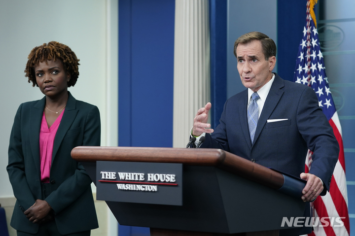 [워싱턴=AP/뉴시스] 존 커비 국가안전보장회의(NSC) 전략소통조정관이 23일(현지시간) 백악관에서 정례 브리핑을 하고 있다. 커비 조정관은 우크라이나에 다연장 로켓을 포함한 4억5000만 달러(5800억 원) 규모의 추가 무기 지원을 밝히면서 "러시아의 침공에 맞서 민주주의를 지키는 우크라이나를 돕겠다는 약속의 일환”이라고 말했다. 2022.06.24.