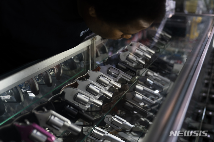 [서울=뉴시스]맹견을 제압하려던 경찰의 실탄사격에 총상을 입은 주한미군이 국가를 상대로 손해배상 소송을 제기해 승소했다.사진의 내용은 본문과 관계없음(사진=뉴시스DB)2024.04.08 photo@newsis.com