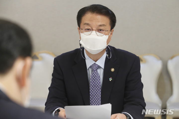 [서울=뉴시스] 김명원 기자 = 방기선 기획재정부 제1차관이 24일 오전 서울 종로구 정부서울청사에서 열린 제1차 비상경제차관회의를 주재하며 발언하고 있다. 2022.06.24. kmx1105@newsis.com