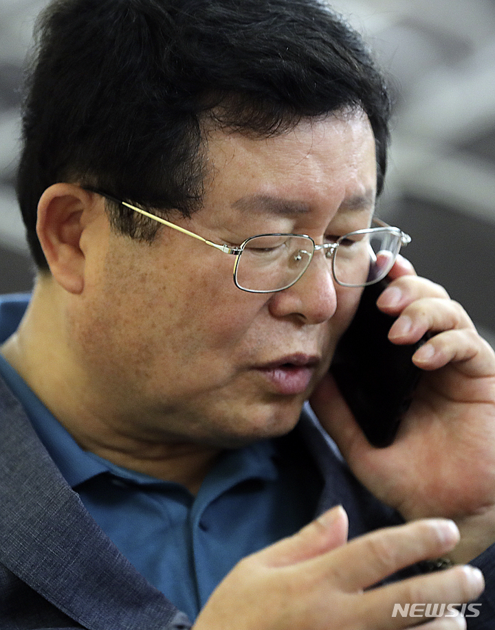 [예산=뉴시스] 최진석 기자 = 설훈 더불어민주당 의원이 24일 충남 예산군 덕산 리솜리조트에서 열린 국회의원 워크숍에 참석해 통화를 하고 있다. 친이낙연계인 설 의원은 워크숍 첫날인 어제 이재명 의원 면전에서 전당대회 불출마를 언급한 바 있다. 2022.06.24. myjs@newsis.com