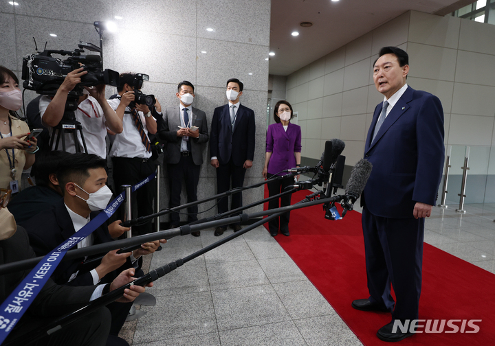 [서울=뉴시스] 홍효식 기자 = 윤석열 대통령이 24일 서울 용산 대통령실 청사로 출근하며 취재진 질문에 답하고 있다. (대통령실통신사진기자단) 2022.06.24. yesphoto@newsis.com