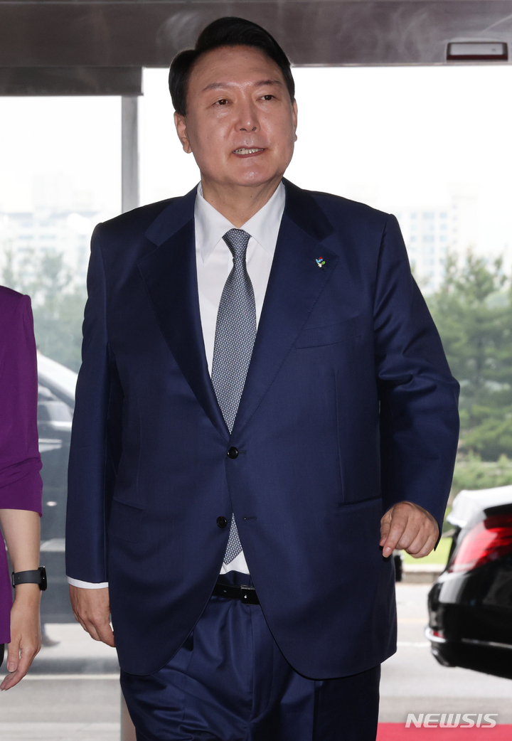 [서울=뉴시스] 홍효식 기자 = 윤석열 대통령이 24일 서울 용산 대통령실 청사로 출근하고 있다. (대통령실통신사진기자단) 2022.06.24. yesphoto@newsis.com