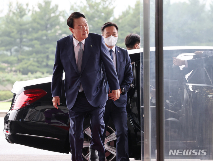 [서울=뉴시스] 홍효식 기자 = 윤석열 대통령이 24일 서울 용산 대통령실 청사로 출근하고 있다. (대통령실통신사진기자단) 2022.06.24. yesphoto@newsis.com