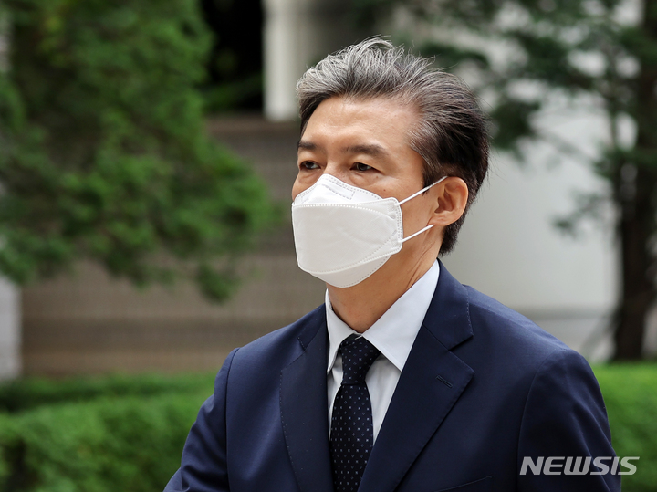 [서울=뉴시스] 조수정 기자 = 조국 전 법무부 장관이 지난 24일 오전 서울 서초구 서울중앙지방법원에서 열린 자녀 입시비리 등 혐의 1심 속행공판에 출석, 법정으로 향하고 있다. (공동취재사진) 2022.06.24. chocrystal@newsis.com