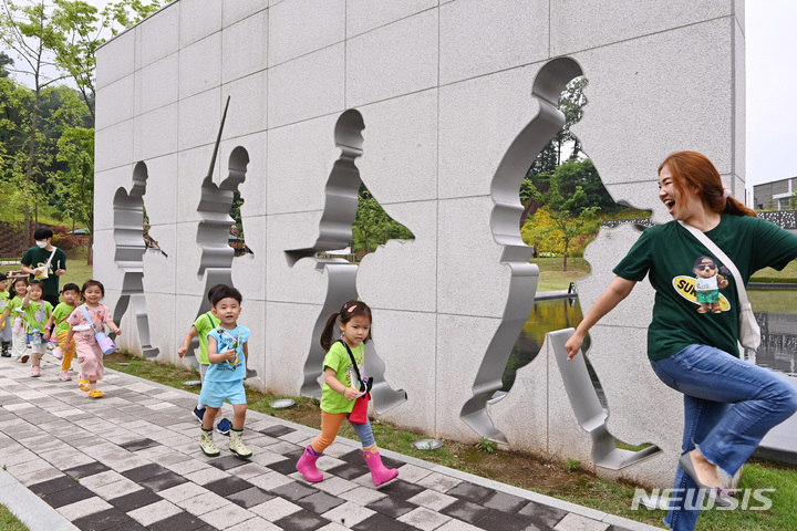 [오산=뉴시스] 김종택기자 = 6·25 전쟁 72주년을 하루 앞둔 24일 오전 경기도 오산시 죽미령 평화공원으로 현장학습을 나온 어린이들이 유엔 스미스 특수임무부대의 행군 모습이 새겨진 조형물 앞을 걷고 있다. 2022.06.24. jtk@newsis.com