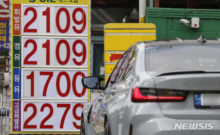 [서울=뉴시스] 고승민 기자 = 지난 5월 국내 휘발유, 경유 합계 소비량이 2천482만2천배럴로 4월보다 43% 증가한 것으로 알려진 24일 서울의 한 최저가 주유소 모습. 이는 5월1일부터 유류세 인하 확대가 시행되자 휘발유와 경유의 대기 수요가 늘면서 소비량이 크게 늘어난 것으로 분석된다. 2022.06.24. kkssmm99@newsis.com