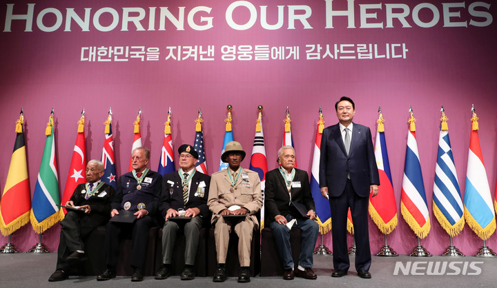 [서울=뉴시스] 홍효식 기자 = 윤석열 대통령이 24일 서울 중구 신라호텔에서 열린 국군 및 유엔군 참전유공자 초청 오찬에서 유엔군 참전용사들에게 '평화의 사도' 메달을 수여한 뒤 기념촬영을 하고 있다. 왼쪽부터 베니토 주니오 카마초(필리핀), 윌리암 길버트 클라크(미국), 존 마이클 몰나르(캐나다), 테페라 네구시 모루(에티오피아), 그레고리오 비세날 록사스(필리판) 유엔군 참전용사, 윤 대통령. 2022.06.24. yesphoto@newsis.com