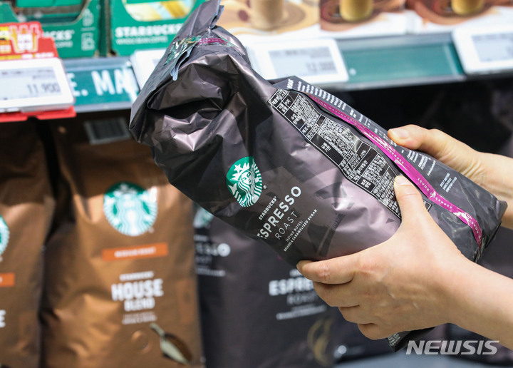 [서울=뉴시스] 권창회 기자 = 가뭄 등 기후 문제로 주요 원두 산지 국가 작황이 부진을 겪으면서 원두 가격이 급등하고 있다. 서울 시내 대형마트 내 커피 코너에서 고객이 원두커피를 고르는 모습. 2022.06.24. kch0523@newsis.com