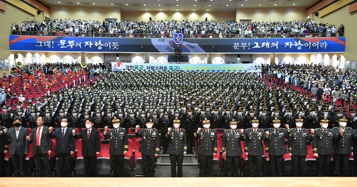 [서울=뉴시스] 24일 충북 괴산 육군학생군사학교에서 열린 '학사사관 67기 및 간부사관 43기 통합임관식'에서 박정환 육군참모총장을 비롯한 참석자들이 기념촬영을 하고 있다. (사진=육군 제공) 2022.06.24. photo@newsis.com *재판매 및 DB 금지
