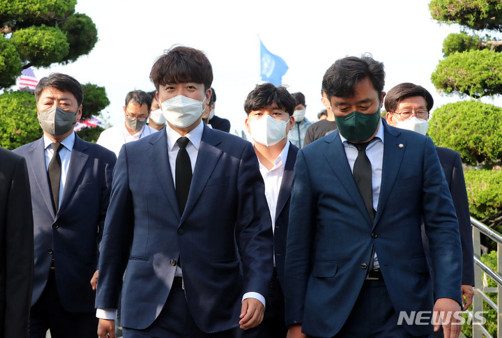 [부산=뉴시스] 하경민 기자 = 이준석 국민의힘 당 대표가 6·25전쟁 발발 72주년을 하루 앞둔 24일 부산 남구 유엔기념공원은 방문, 유엔군 전몰장병묘역을 참배한 뒤 이동하고 있다. 2022.06.24. yulnetphoto@newsis.com