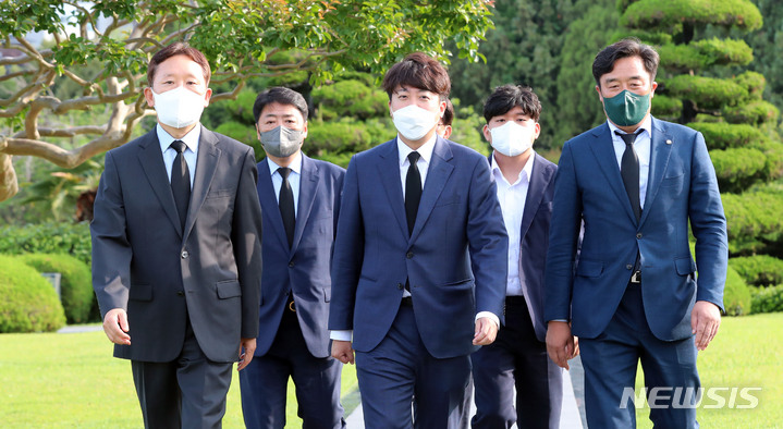 [부산=뉴시스] 하경민 기자 = 이준석 국민의힘 당 대표가 6·25전쟁 발발 72주년을 하루 앞둔 24일 부산 남구 유엔기념공원은 방문, 유엔군 전몰장병묘역으로 이동하고 있다. 2022.06.24. yulnetphoto@newsis.com