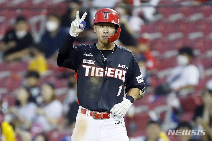 [서울=뉴시스] 최동준 기자 = 24일 서울 잠실야구장에서 열린 2022 KBO 리그 두산 베어스 대 KIA 타이거즈의 경기, 4회초 1사 1루 상황 KIA 박찬호가 안타를 친 뒤 세리머니를 하고 있다. 2022.06.24. photocdj@newsis.com