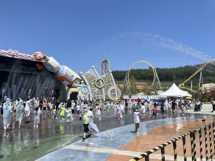 [창원=뉴시스] 경남마산로봇랜드 '워터풀 썸머페스티벌' 물총 파티 *재판매 및 DB 금지