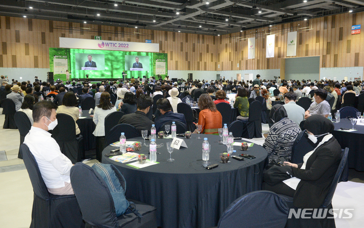 [울산=뉴시스] 배병수 기자 = 25일 울산 울주군 컨벤이션센터에서 UNWTO(UN세계관광기구)와 20여 개국 장·차관 및 관광청장이 한자리에 모이는 2022 세계관광산업컨퍼런스가 열리고 있다. 2022.06.25. bbs@newsis.com