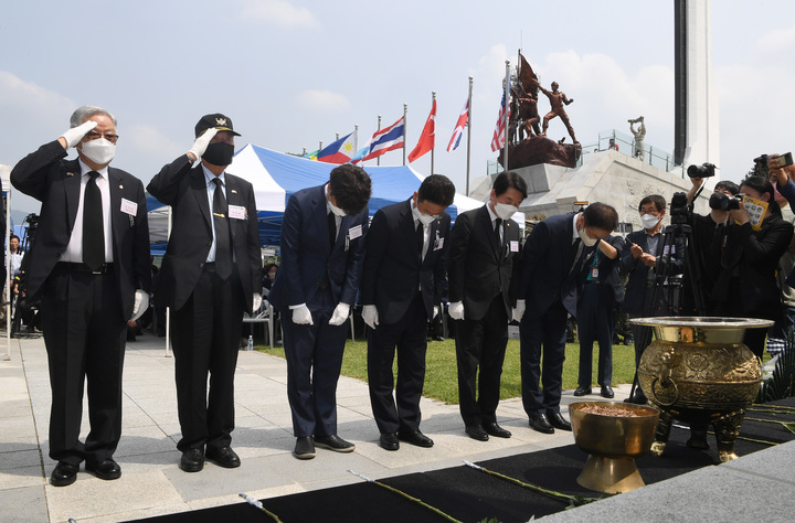 [칠곡=뉴시스] 이무열 기자 = 이준석 국민의힘 대표와 안철수 의원, 이철우 경북도지사 등이 25일 오후 경북 칠곡군 다부동 전적기념관을 방문해 구국용사충혼비에 분향하고 있다. (사진=경북도 제공) 2022.06.25. photo@newsis.com *재판매 및 DB 금지