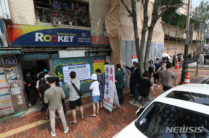 [서울=뉴시스] 조수정 기자 = 37년 전통의 서울 평양냉면 맛집인 을지면옥 영업 마지막 날인 25일 영업종료 한시간을 남겨둔 오후 2시께 손님들이 줄서 기다리고 있다. 세운재정비촉진지구 3-2구역 재개발 시행사가 을지면옥을 상대로 낸 '부동산명도단행가처분'에서 법원은 1심을 뒤집고 시행사의 손을 들어줬다. 을지면옥은 새로운 장소를 찾아 이전할 계획이다.  2022.06.25. chocrystal@newsis.com