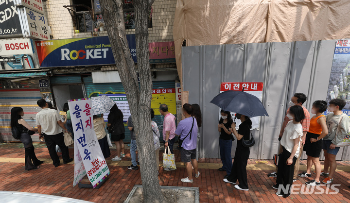 [서울=뉴시스] 조수정 기자 = 37년 전통의 서울 평양냉면 맛집인 을지면옥 영업 마지막 날인 25일 영업종료 한시간을 남겨둔 오후 2시께 손님들이 줄서 기다리고 있다. 세운재정비촉진지구 3-2구역 재개발 시행사가 을지면옥을 상대로 낸 '부동산명도단행가처분'에서 법원은 1심을 뒤집고 시행사의 손을 들어줬다. 을지면옥은 새로운 장소를 찾아 이전할 계획이다.  2022.06.25. chocrystal@newsis.com