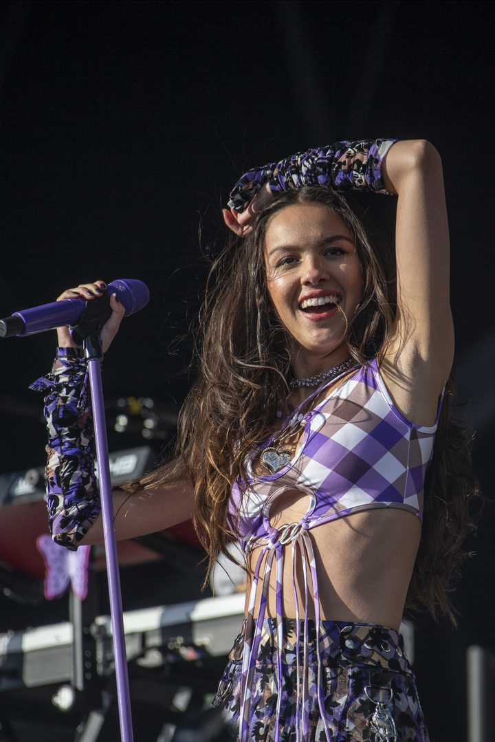 [서울=뉴시스] 영국 최대 음악 축제 글래스턴베리 무대에 오른 올리비아 로드리고