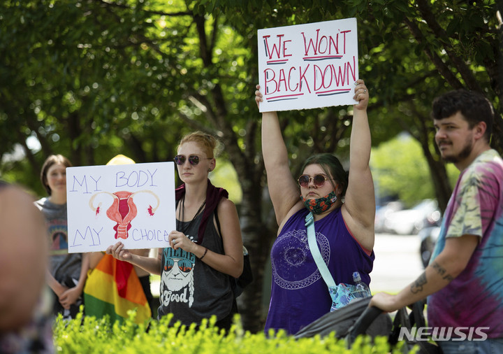 [볼링그린=AP/뉴시스]지난 6월25일 켄터키 볼링그린 한 공원에서 임신중절(낙태) 지지자들이 연방대법원의 '로 대 웨이드' 전복에 항의하는 시위를 벌이고 있다. 2022.11.09.