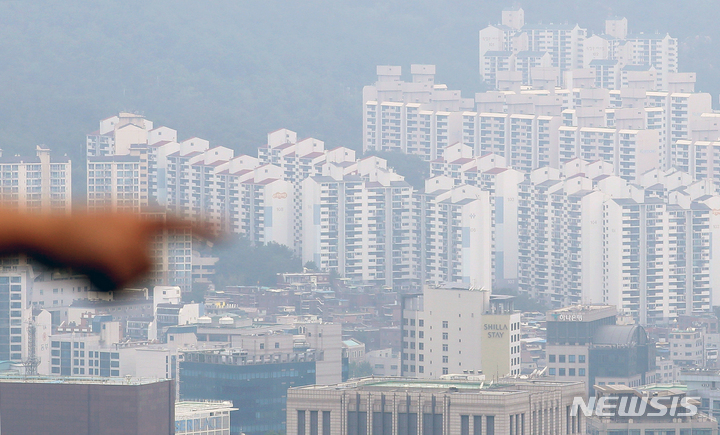 [서울=뉴시스] 조성우 기자 = 서울 중구 남산에서 시내 아파트 단지가 내려다보이고 있다. 2022.06.26. xconfind@newsis.com