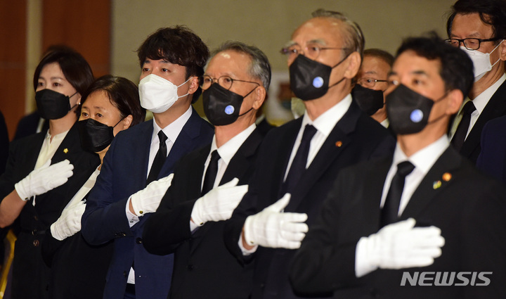 [서울=뉴시스] 국회사진기자단 = 이준석 국민의힘 대표(왼쪽 세번째)가 26일 서울 용산구 백범김구기념관에서 열린 백범 김구 선생 제73주기 추모식에서 국기에 대한 경례를 하고 있다. 2022.06.26. photo@newsis.com