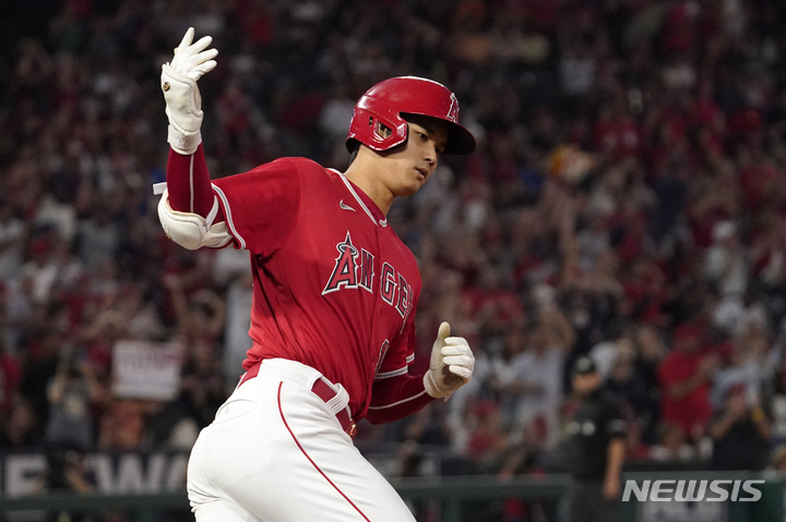 [애너하임=AP/뉴시스]LA 에인절스 오타니 쇼헤이가 26일(한국시간) 시애틀 매리너스전에서 3회 홈런을 친 뒤 베이스를 돌고 있다. 2022.06.26.