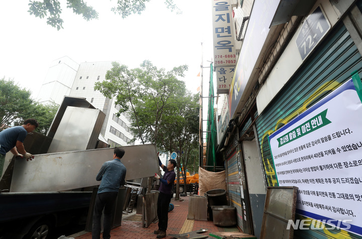 [서울=뉴시스] 추상철 기자 = 37년 동안 서울의 평양냉면 맛집으로 자리 잡아 온 을지면옥이 영업 종료됐다. 26일 오후 서울 중구 을지면옥에서 집기류가 가게 밖으로 옮겨 지고 있다. 2022.06.26. scchoo@newsis.com