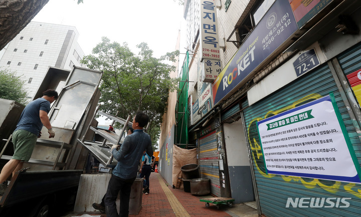 [서울=뉴시스] 추상철 기자 = 37년 동안 서울의 평양냉면 맛집으로 자리 잡아 온 을지면옥이 영업 종료됐다. 26일 오후 서울 중구 을지면옥에서 집기류가 가게 밖으로 옮겨 지고 있다. 2022.06.26. scchoo@newsis.com