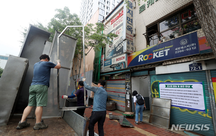 [서울=뉴시스] 추상철 기자 = 37년 동안 서울의 평양냉면 맛집으로 자리 잡아 온 을지면옥이 영업 종료됐다. 26일 오후 서울 중구 을지면옥에서 집기류가 가게 밖으로 옮겨 지고 있다. 2022.06.26. scchoo@newsis.com